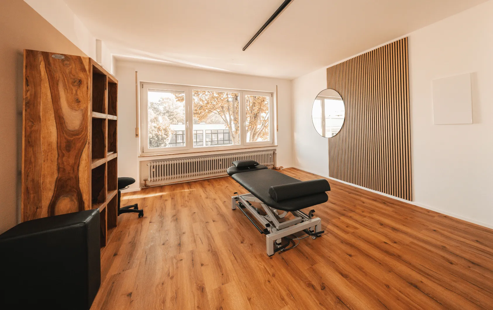 Moderner, heller Behandlungsraum mit modernster Ausstattung für Physiotherapie in Besigheim