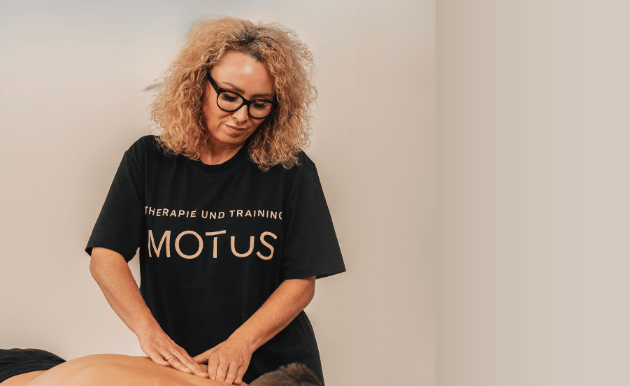 Physiotherapeutin führt individuelle Behandlung durch - Physiotherapie MOTUS Besigheim