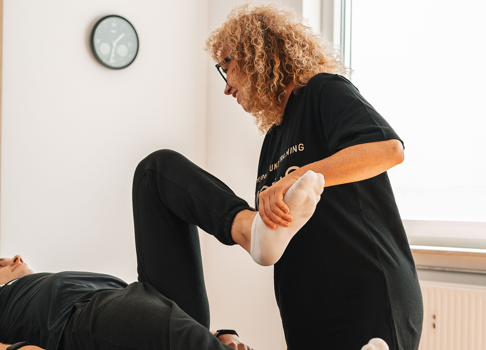 Professionelle Physiotherapie-Behandlung bei MOTUS