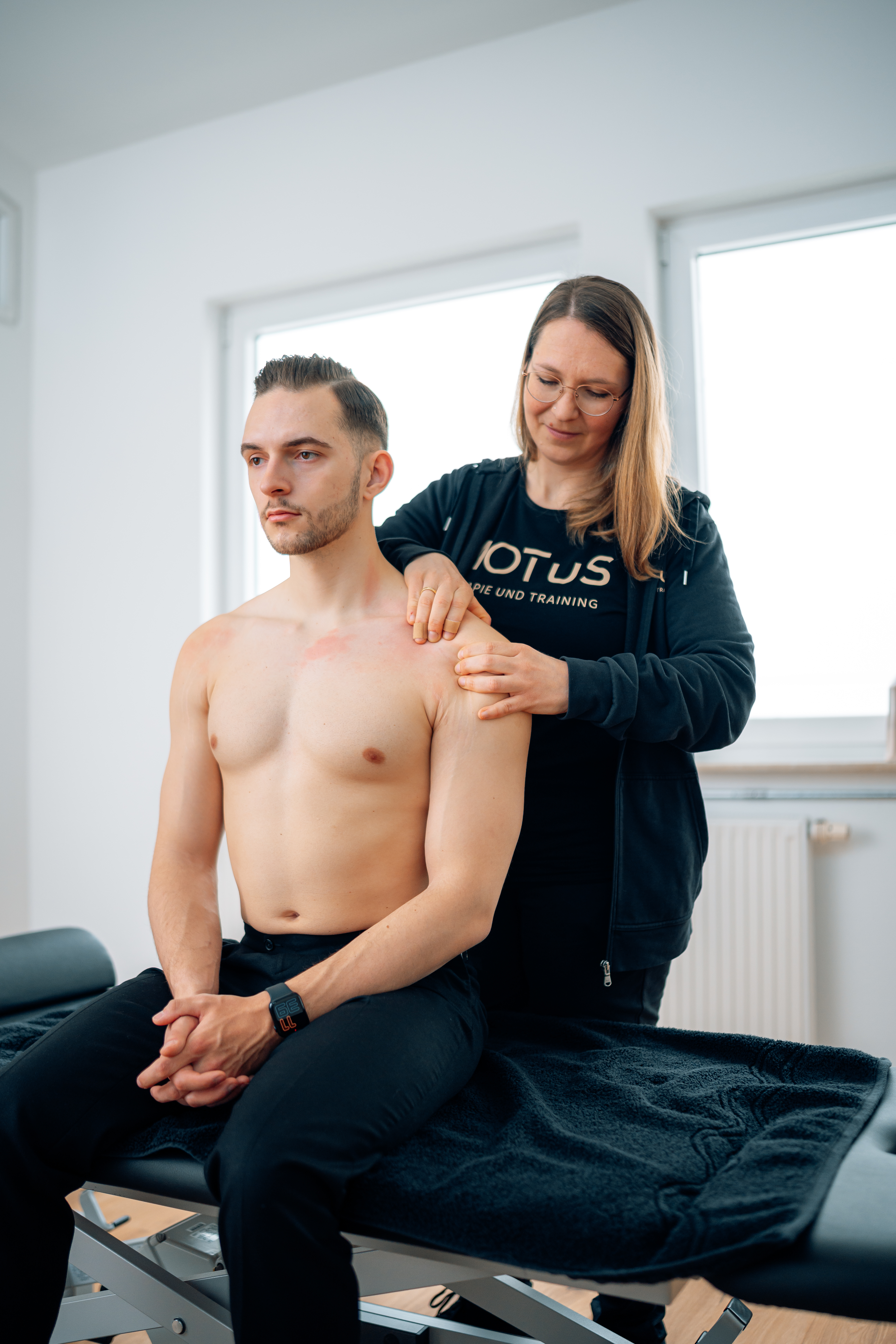 Physiotherapeut führt Behandlung zur Rehabilitation durch