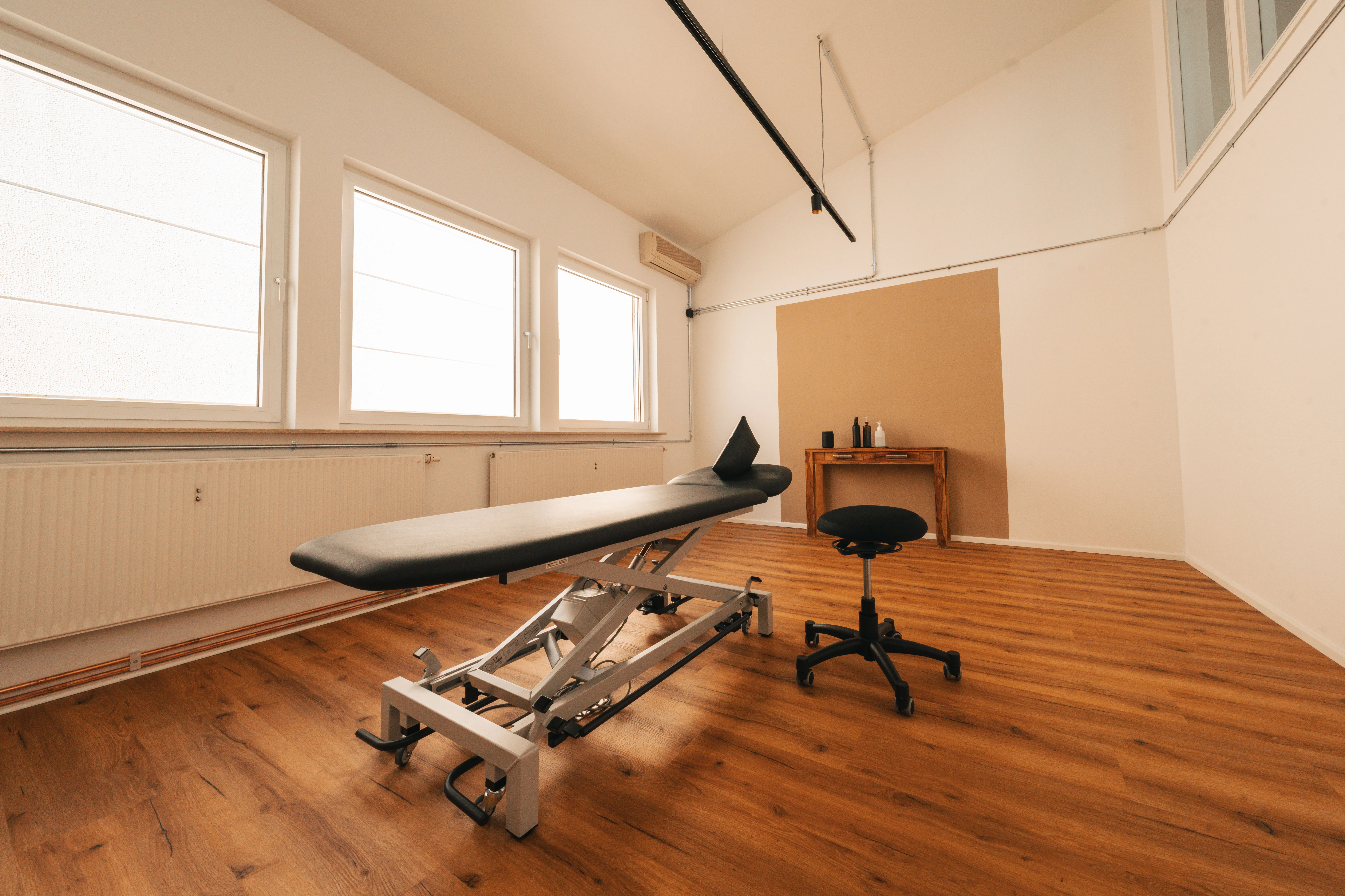 Behandlungsraum mit professioneller Ausstattung und optimalen Bedingungen für Physiotherapie