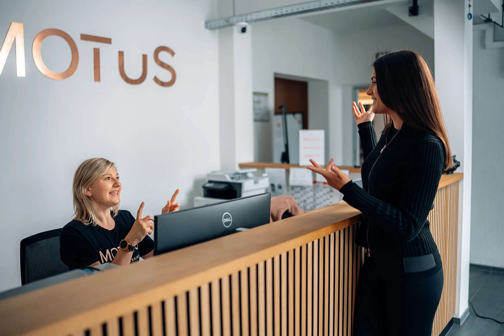 Moderner Empfangsbereich der Physiotherapie-Praxis MOTUS in Besigheim