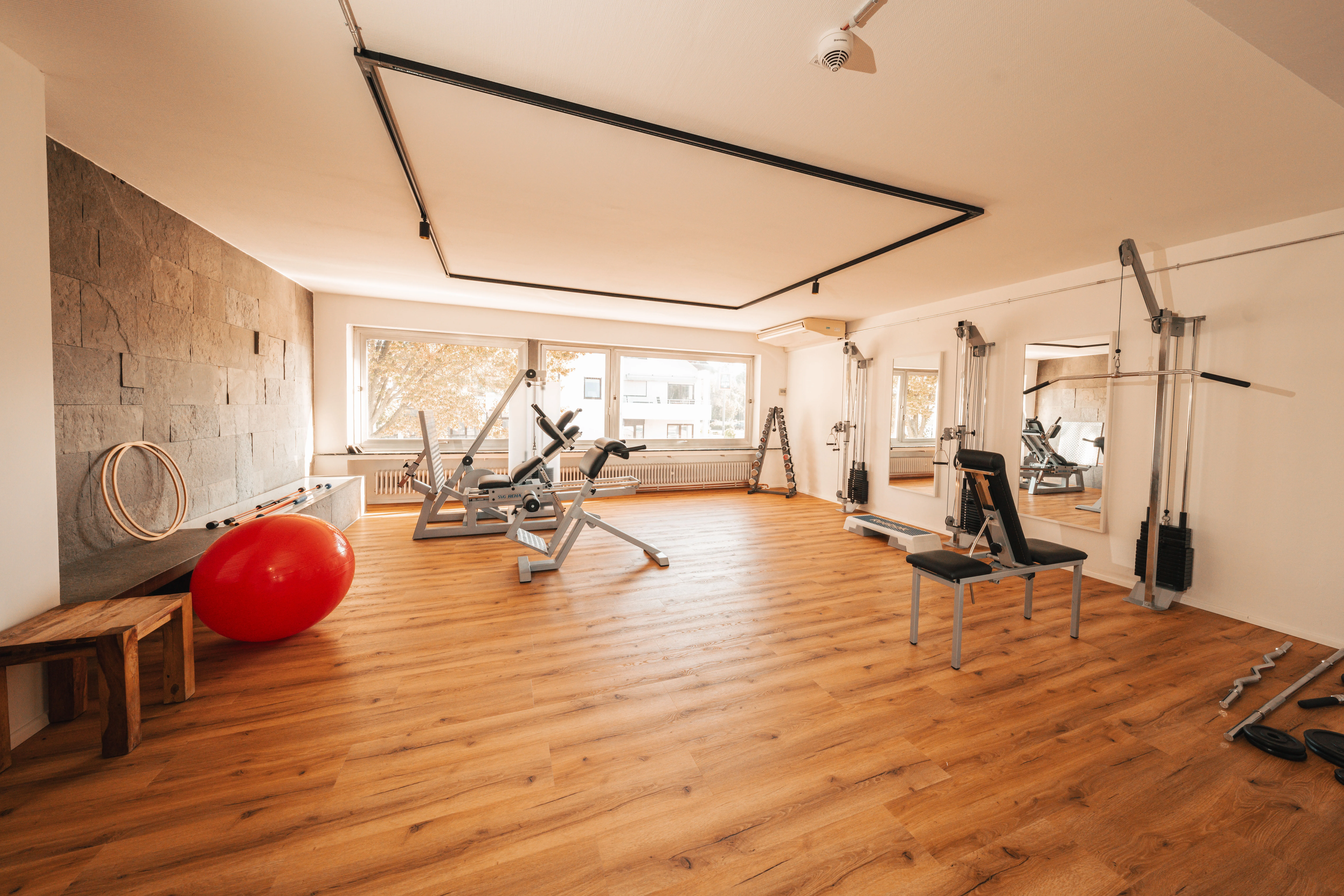 Trainingsraum mit modernen Geräten für Bewegungstherapie und Kräftigungstraining bei MOTUS Besigheim