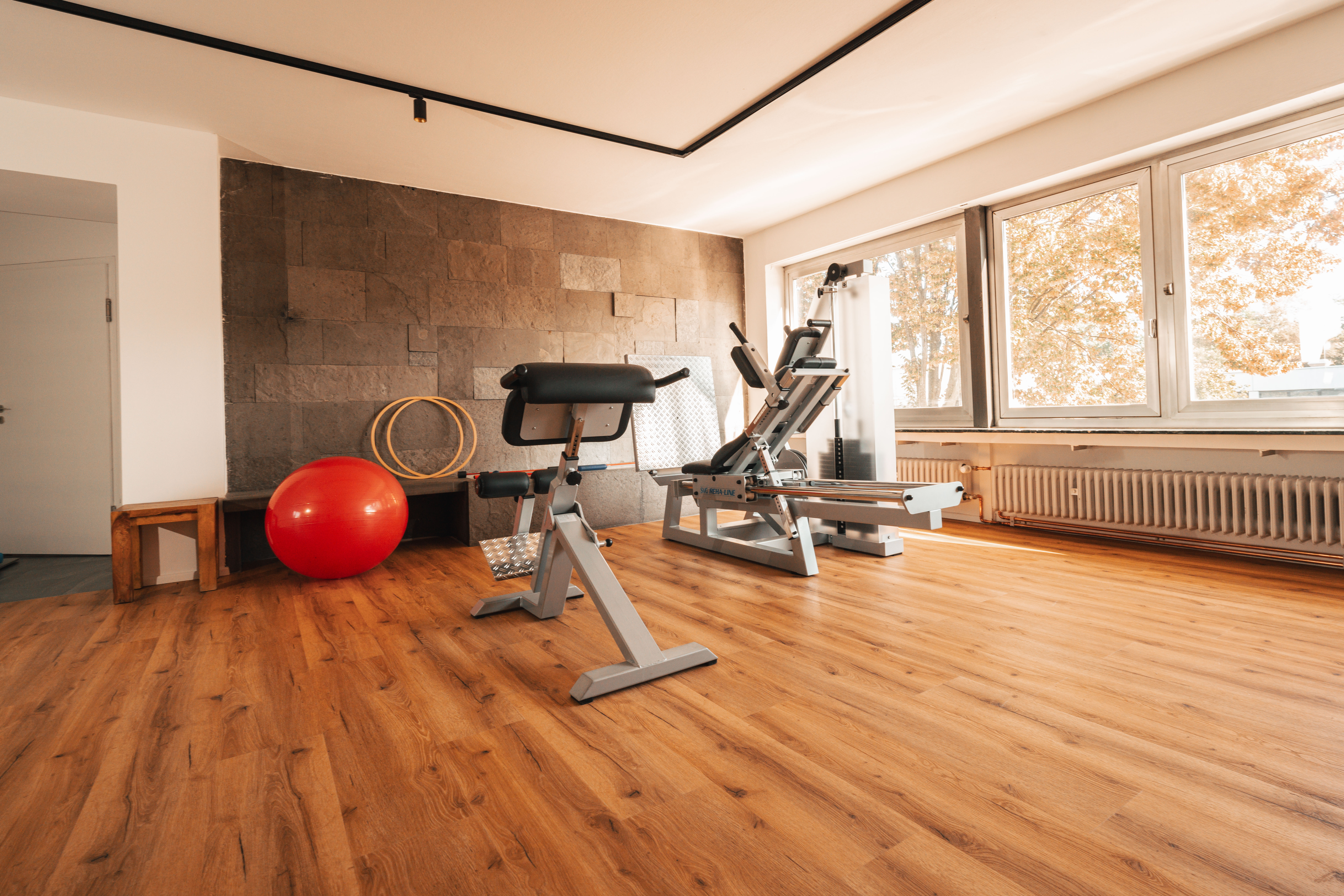 Weiterer Trainingsraum mit professioneller Ausstattung für Physiotherapie bei MOTUS Besigheim