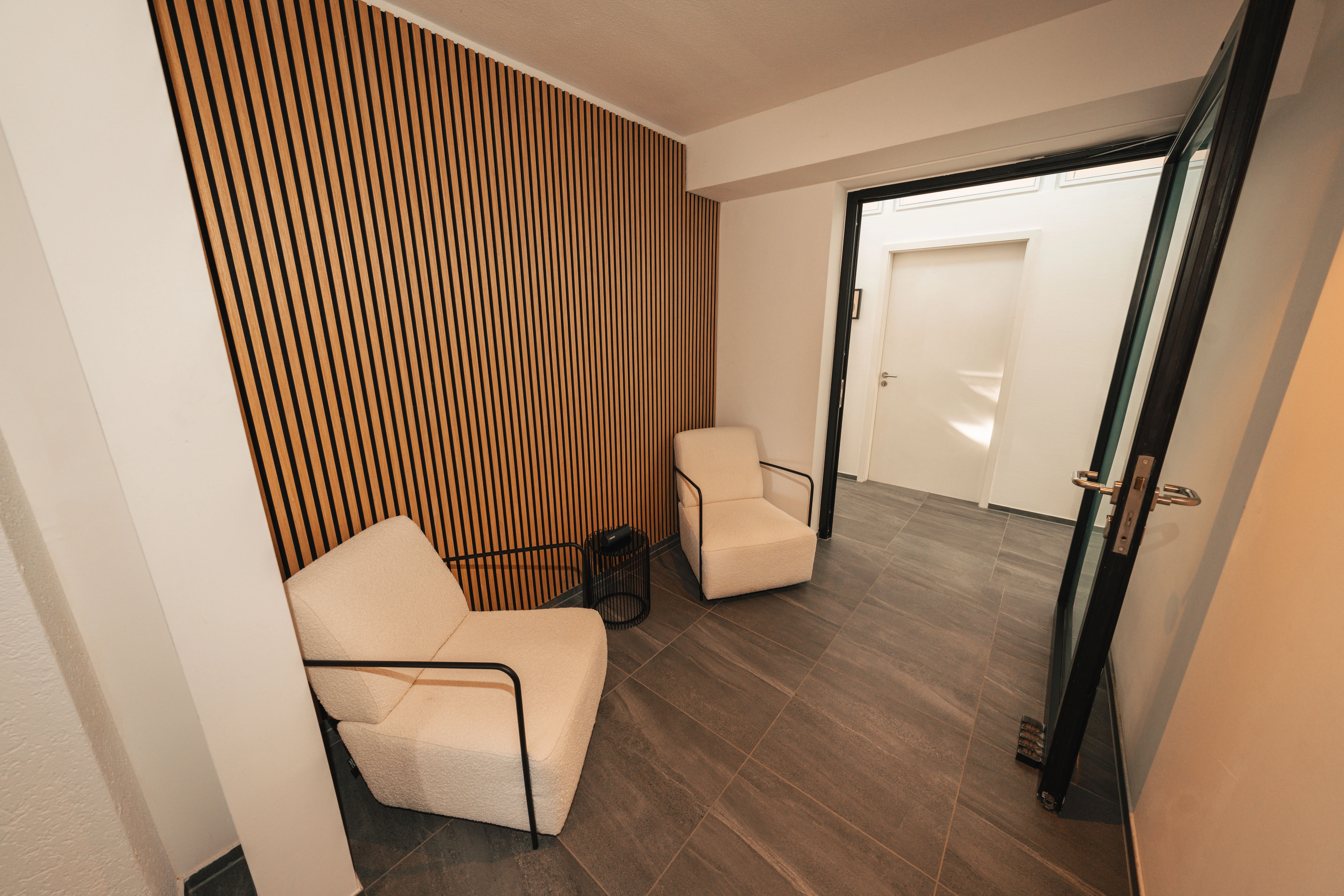 Gemütlicher Wartebereich mit Sitzgelegenheiten in der Physiotherapie-Praxis MOTUS Besigheim