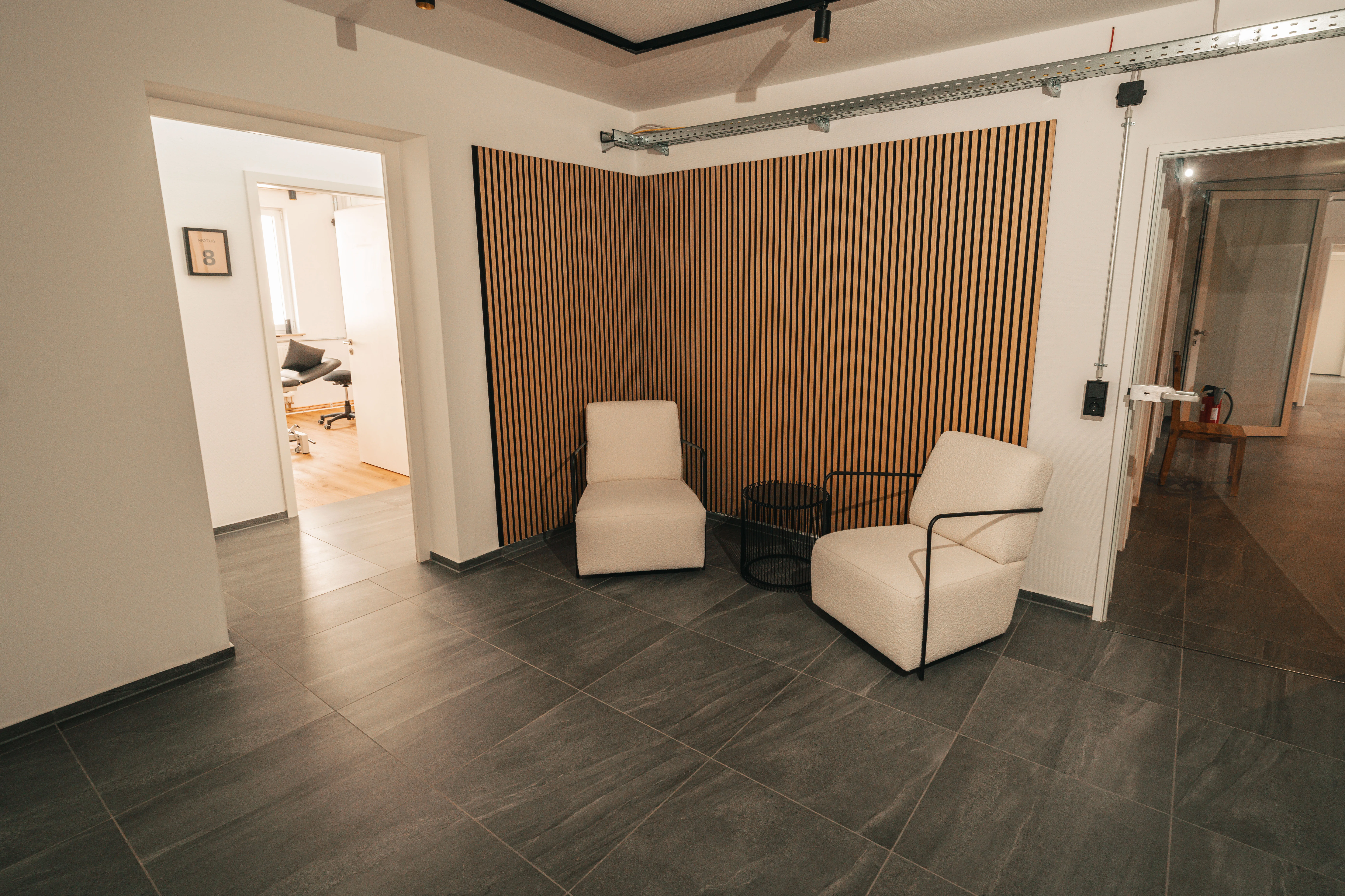 Einladender Wartebereich mit angenehmer Atmosphäre in der Physiotherapie-Praxis